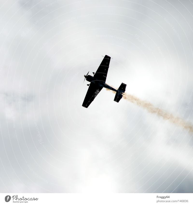 Kreuz und Quer Flugzeug fliegen Kunstflug Flugschau Show Wolken Abgas Propeller Flugzeugstart Flugzeuglandung Flughafen Extremsport Luftverkehr kür Himmel