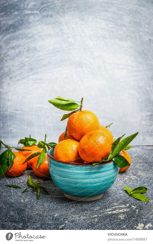 Tangerinen mit grünen Blättern in der blauen Schüssel Lebensmittel Frucht Dessert Ernährung Bioprodukte Vegetarische Ernährung Saft Schalen & Schüsseln Stil