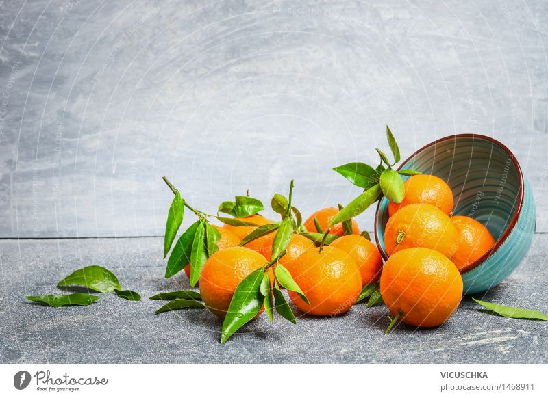 Mandarinen mit Blättern und Schüssel Lebensmittel Frucht Orange Dessert Ernährung Bioprodukte Saft Schalen & Schüsseln Gesunde Ernährung Tisch Natur gelb Design