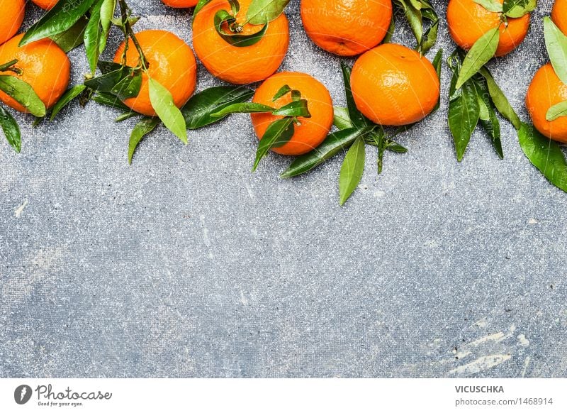 Mandarinen mit grünen Blättern Lebensmittel Frucht Orange Ernährung Bioprodukte Vegetarische Ernährung Diät Saft Gesunde Ernährung Tisch Natur gelb Design Stil