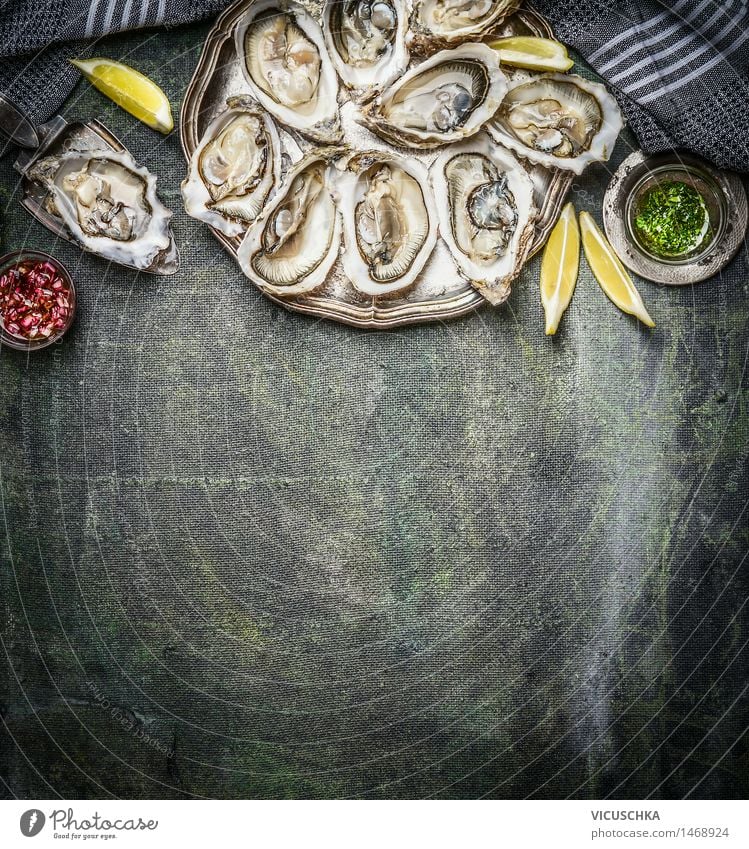 Geöffnete Austern mit Zitrone und verschiedenen Saucen Lebensmittel Meeresfrüchte Kräuter & Gewürze Ernährung Mittagessen Abendessen Büffet Brunch Festessen