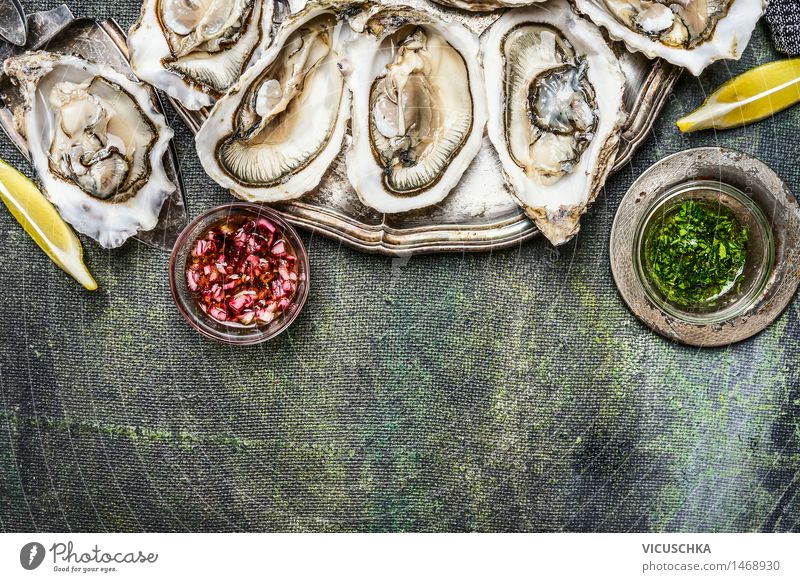Austern mit Zitrone und verschiedenen Saucen Lebensmittel Meeresfrüchte Öl Ernährung Mittagessen Abendessen Geschirr Stil Design Gesunde Ernährung Tisch Rose