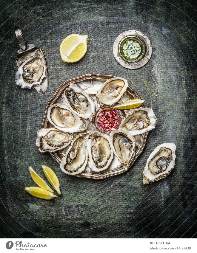 Austern Platte mit Zitrone und verschiedenen Saucen Lebensmittel Meeresfrüchte Frucht Kräuter & Gewürze Öl Ernährung Büffet Brunch Festessen Geschäftsessen