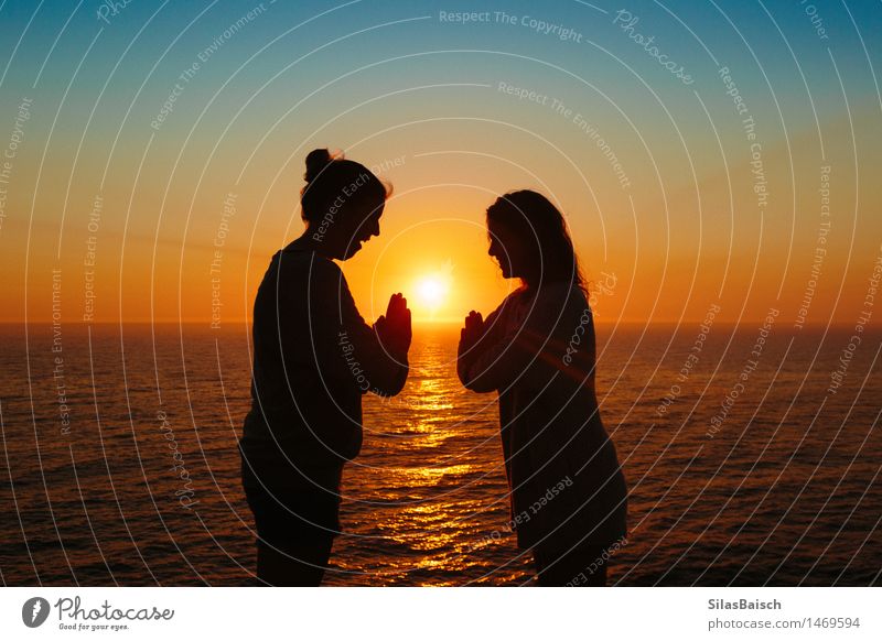 Feiern Sie die Morgen feminin Junge Frau Jugendliche Freundschaft 18-30 Jahre Erwachsene Natur Sonnenaufgang Sonnenuntergang Sommer Küste Strand Nordsee