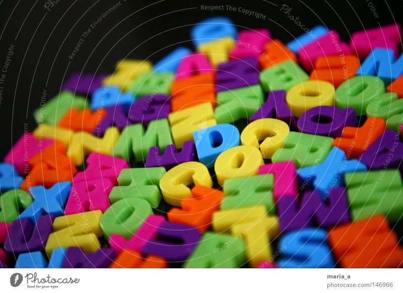 Buchstabensalat Lateinisches Alphabet mehrfarbig Farbe Magnet gelb orange rosa blau violett grün kleben schreiben Wort schwarz eng durcheinander Kühlschrank