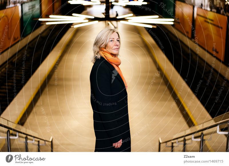 Traudl Lifestyle elegant Stil feminin Junge Frau Jugendliche 45-60 Jahre Erwachsene Stadt Bahnhof Tunnel Mode Mantel Schal blond langhaarig alt Erfolg schön