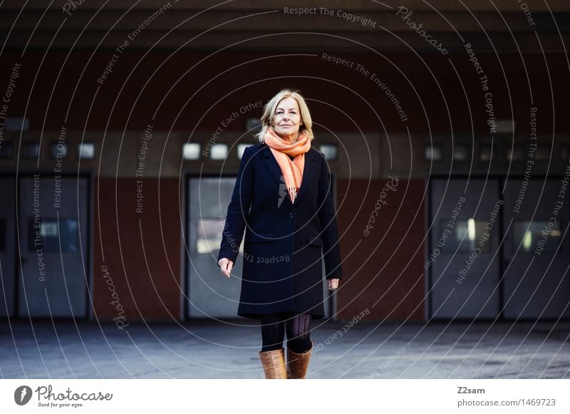 Auf geht's - pack ma's an! elegant Stil feminin Frau Erwachsene 45-60 Jahre Stadt Architektur Mode Mantel Schal Stiefel blond gehen Lächeln Coolness Erfolg