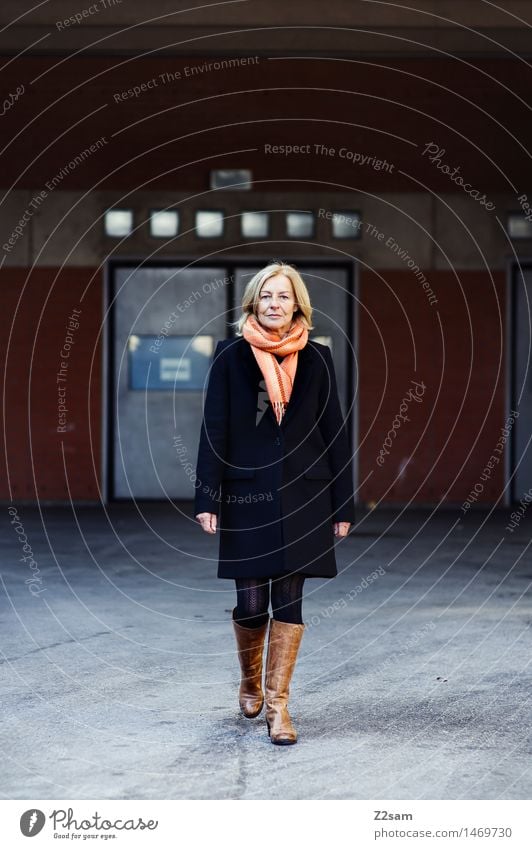 Traudl elegant Stil feminin Weiblicher Senior Frau 45-60 Jahre Erwachsene Stadt Architektur Mode Mantel Schal Stiefel blond gehen Lächeln lachen alt