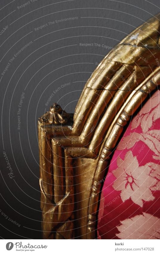 Lehne Kostbarkeit Ornament Stoff Schnörkel antik Möbel Innenaufnahme Stuhl gold Stuhllehne Detailaufnahme Museum alt Burg oder Schloss einfarbiger Hintergrund