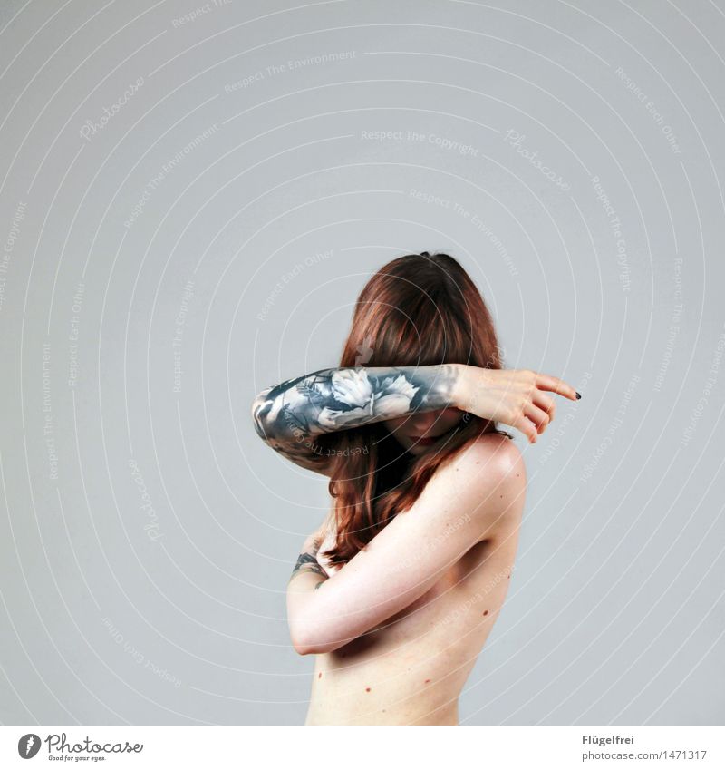 blind feminin Frau Erwachsene 1 Mensch 18-30 Jahre Jugendliche nackt Tattoo Haselnüsse Arme geschlossen Wegsehen rothaarig zeigen verstecken festhalten kalt