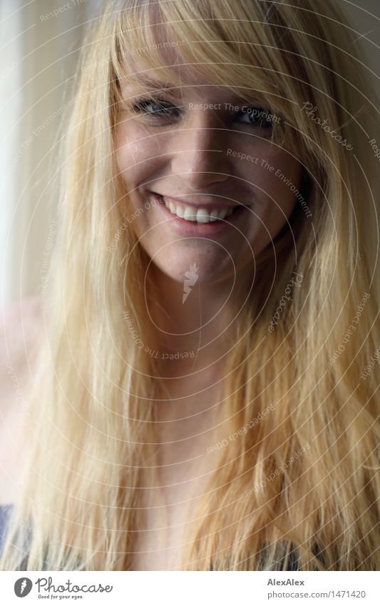 Portrait einer jungen, blonden, sommersprossigen Frau die in die Kamera lächelt schön Leben Junge Frau Jugendliche Gesicht Sommersprossen 18-30 Jahre Erwachsene