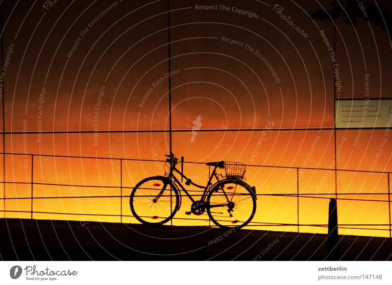 Fahrrad Fassade Haus Illumination Beleuchtung Veranstaltungsbeleuchtung Lightshow Verlauf Farbverlauf Zaun Geländer Treppengeländer Brückengeländer Sicherheit