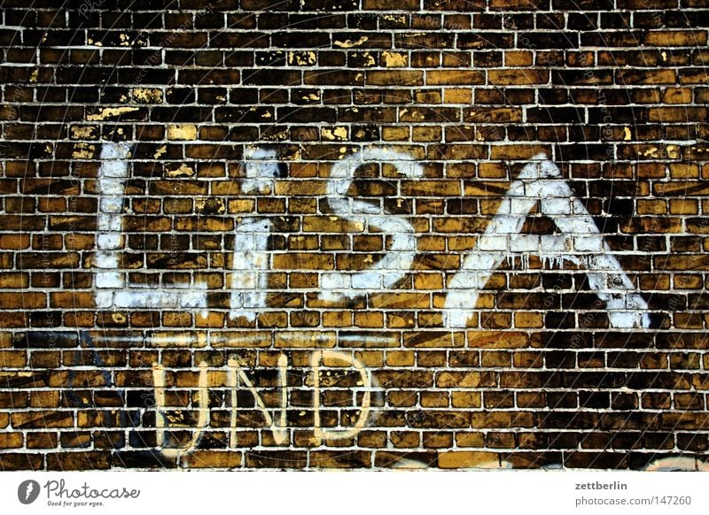 LiSA UND Wort Schriftzeichen schreiben Information Mitteilung Typographie beschmutzen Aufschrift Graphit Graffiti Mauer Wand Fassade Haus Bauwerk Hinterhof