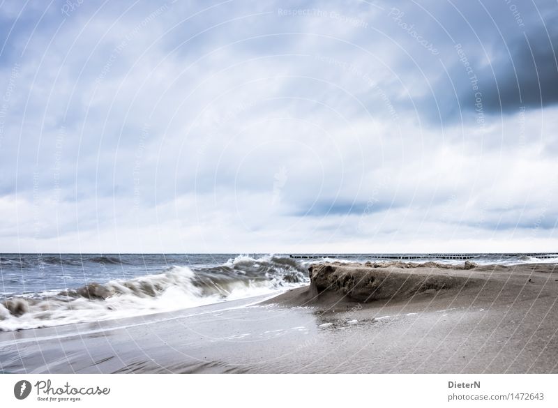 Umspült Strand Meer Wellen Landschaft Sand Wasser Wolken Horizont Wetter Wind Sturm Küste Ostsee blau braun weiß Gischt Kühlungsborn Mecklenburg-Vorpommern