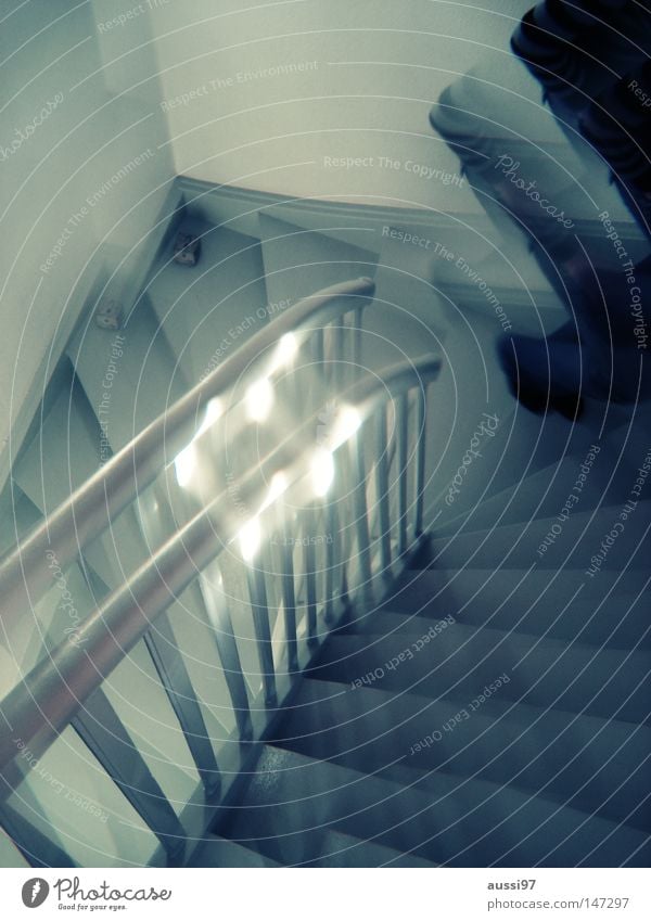 Upstairs 2 Prisma Treppengeländer Flur Haus gehen unten aufwärts abwärts seltsam Geister u. Gespenster Esoterik Angst Panik Doppelbelichtung Unschärfe