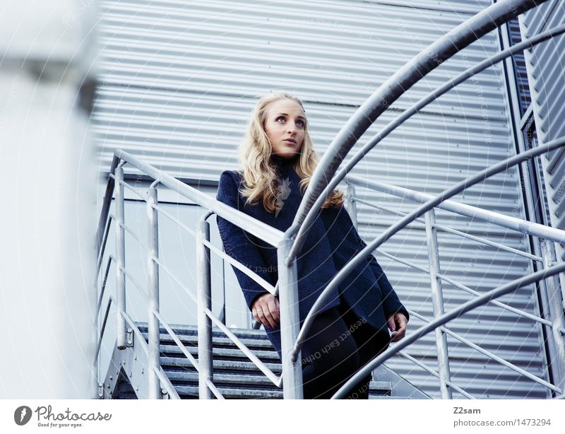 Gefunden auf Zweisam Lifestyle elegant Stil feminin Junge Frau Jugendliche 18-30 Jahre Erwachsene Stadt Architektur Mode Mantel Stiefel blond langhaarig stehen