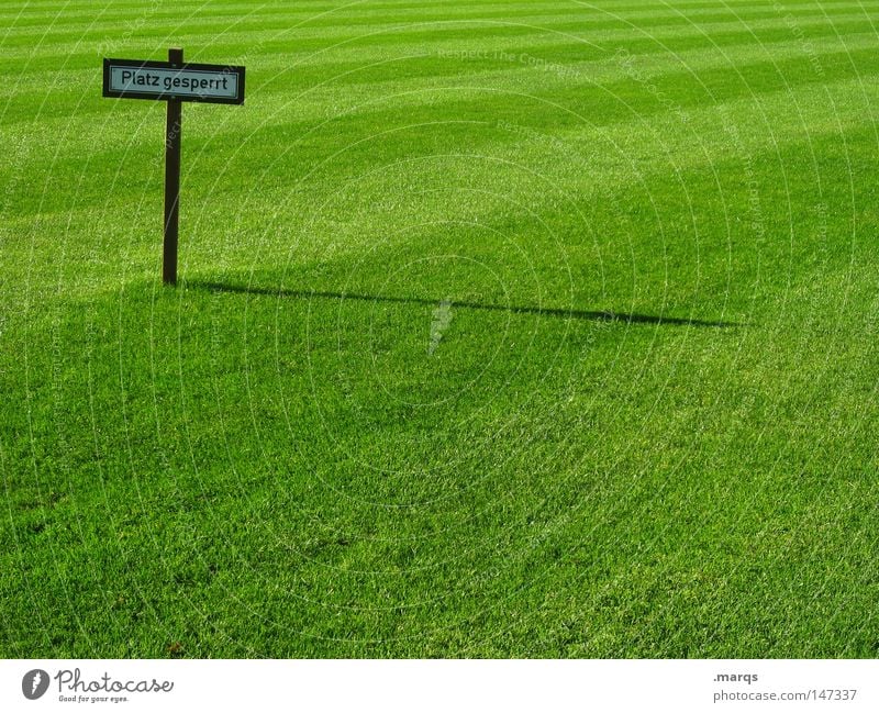 Platz Gesperrt Geschrieben Auf Schild In Der Ecke Von Einem Sportplatz Mit Grunem Rasen Neben Einer Strasse Ein Lizenzfreies Stock Foto Von Photocase