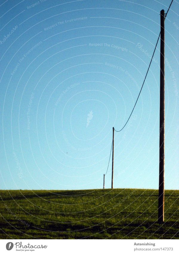 eine Überleitung Leitung führen Elektrizität Gras Wiese Strommast Telefonmast Himmel blau Kabel Stahlkabel Hügel grün aufwärts Landschaft Landschaftsformen