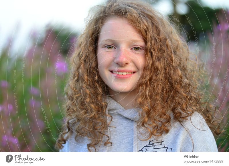 "Smile!" Zufriedenheit Mensch feminin Junge Frau Jugendliche Haut Kopf Haare & Frisuren Gesicht 1 13-18 Jahre Umwelt Sommer brünett rothaarig langhaarig Locken