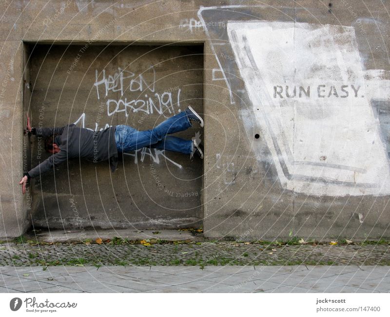Bln08_Don't ask! Run Easy Wand Beton Schriftzeichen Graffiti grau Typographie Schablonenschrift Redewendung Turnen Anspannung Körperhaltung Nische horizontal