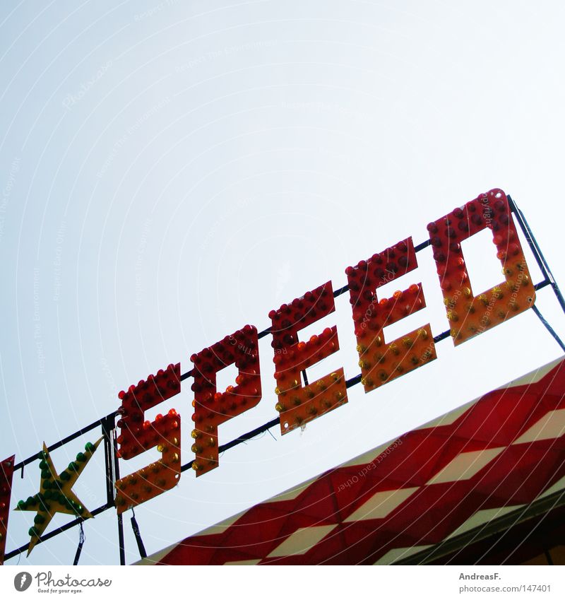 Speed Geschwindigkeit Alkoholisiert Rausch Rauschmittel gefährlich Risiko Jahrmarkt Karussell Auto-Skooter Stern (Symbol) Werbung Lampe Schriftzeichen Himmel