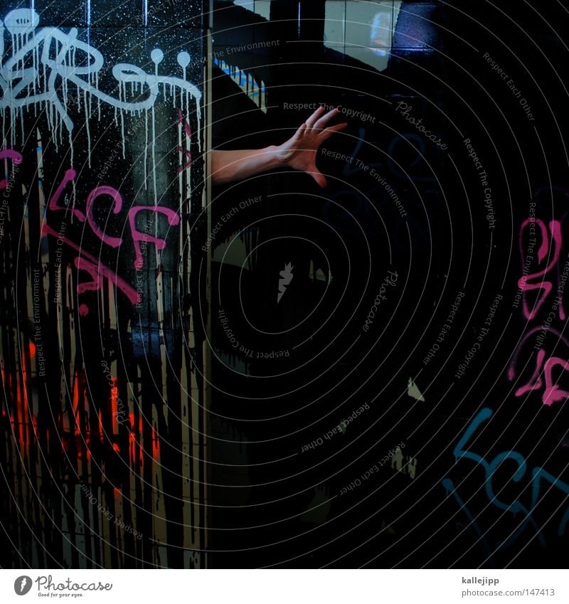 BLN08_geisterbahn Hand schwarz Mensch Gefühle fangen greifen Griff festhalten stoppen Finger Farbe Farbstoff Farben und Lacke Graffiti Aufschrift Toilette