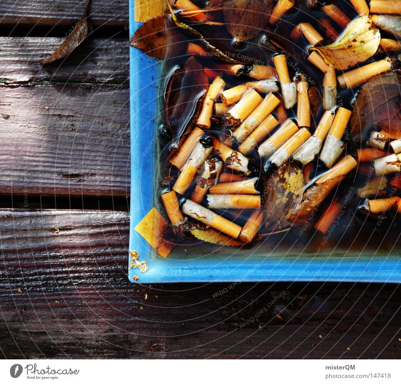 Raucherecke - Herbsttag Aschenbecher dunkel Rauchen ungesund Gift mehrere Zusammensein blau Holz Tisch Konsum Rauschmittel Drogenkonsument Abhängigkeit