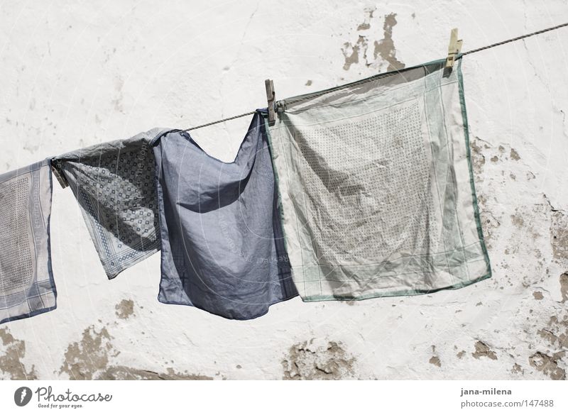 Waschtag Wäsche waschen gewaschen Stoff Tuch Taschentuch blau Blauton Sauberkeit dreckig Waschmittel trocknen trocken Seil aufhängen Wäscheklammern Wind