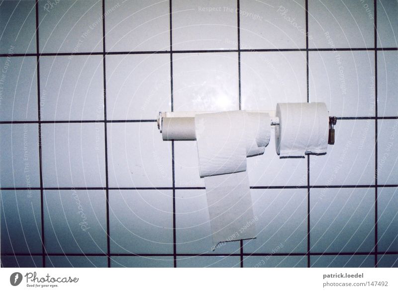 Stoppt den Toilettenpapierdiebstahl auf öffentlichen Toiletten Rolle Fliesen u. Kacheln Karton Burg oder Schloss Vorhängeschloss geschlossen Ladengeschäft trist