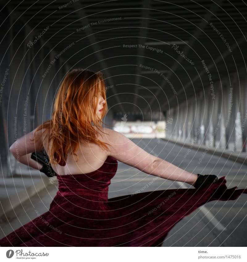 Anastasia feminin 1 Mensch Kunst Tanzen Tänzer Brücke Tunnel Kleid Handschuhe rothaarig langhaarig ästhetisch elegant schön Wachsamkeit Leben diszipliniert