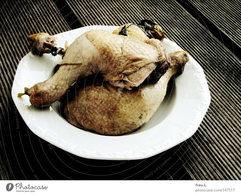 Hühnchen Hühnerbeine alt vergessen Teller Geschirr Porzellan Holzbrett Skelett Knorpel Ernährung Lebensmittel Haushuhn Hähnchen Hahn Ekel geplatzt kühlen