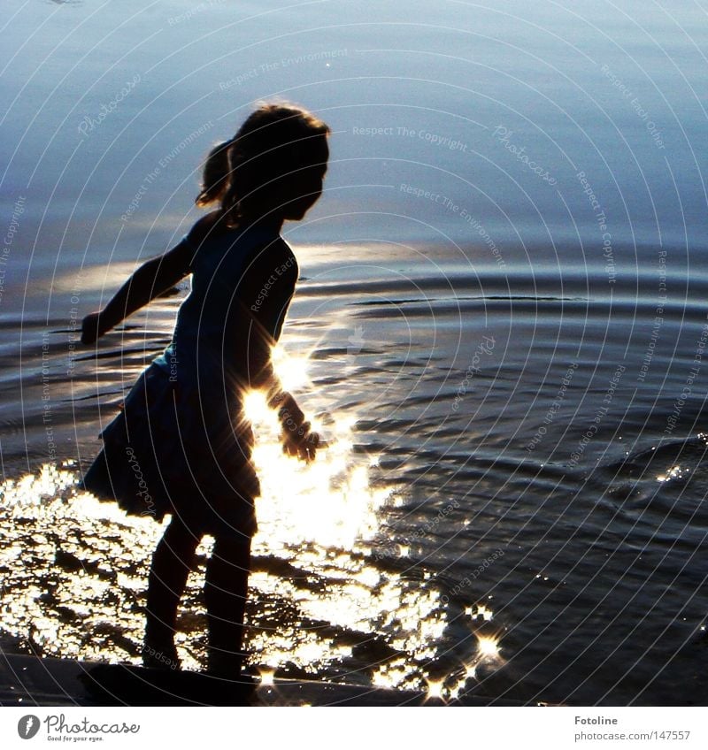 sommerabend Farbfoto Außenaufnahme Textfreiraum rechts Tag Abend Silhouette Reflexion & Spiegelung Lichterscheinung Haare & Frisuren Sommer Sonne Wellen Mädchen