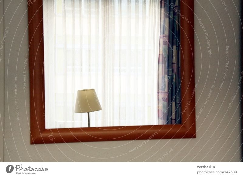 Hotel Spiegel Lampe Leselampe Wand Hotelzimmer Reflexion & Spiegelung Bilderrahmen Fenster Gardine Licht trist Einsamkeit Trauer Detailaufnahme Häusliches Leben