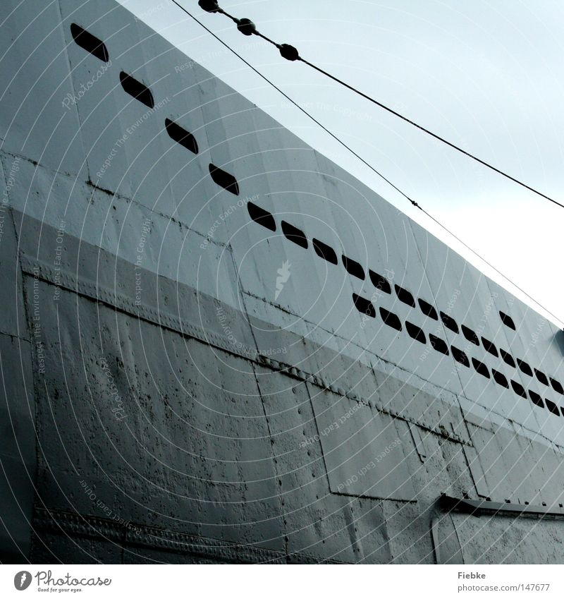 abtauchen Detailaufnahme Bildausschnitt Linie Strukturen & Formen grau Metall Geometrie Seil U-Boot Fenster Luke Meer See Wasserfahrzeug Schraube Niete