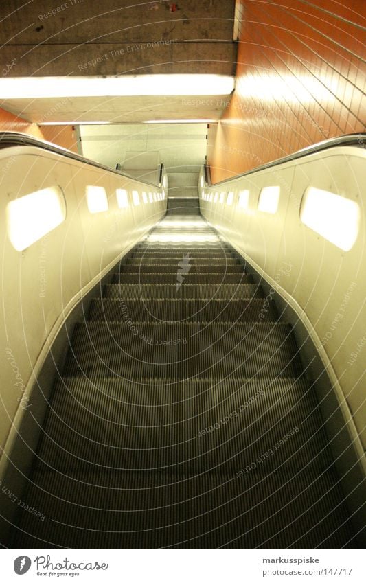 in den untergrund Nacht U-Bahn London Underground Rolltreppe Licht retro Einsamkeit Verkehrsmittel Mobilität unterirdisch at night escalator moving staircase