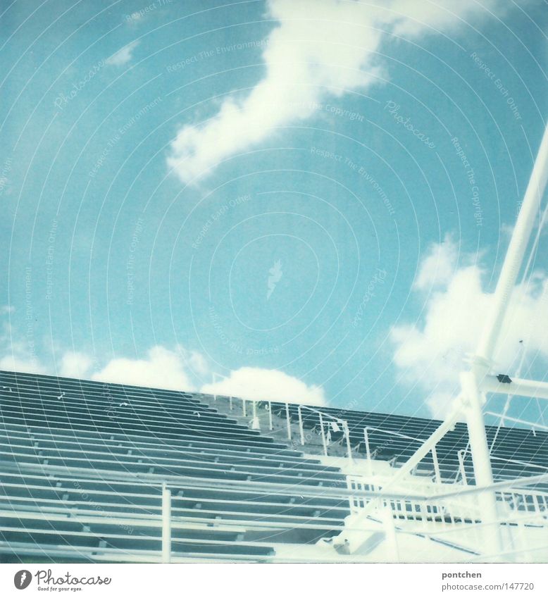 Leerer Sitzbereich eines Sportstadions vor blauem Himmel Farbfoto Polaroid Textfreiraum links Textfreiraum rechts Textfreiraum oben Textfreiraum Mitte Tag