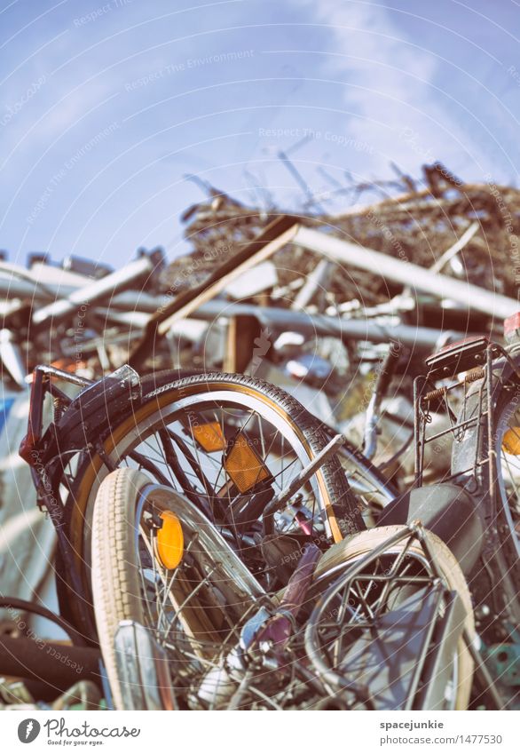 My old bicycle Kunststoff Kommunizieren außergewöhnlich dreckig hässlich kalt kaputt Senior Armut Vergangenheit Vergänglichkeit Zerstörung Fahrrad Rad Schrott