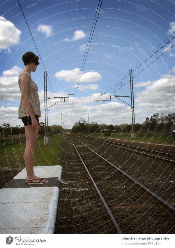 stehengelassen Eisenbahn Frau Gleise Zukunft Richtung Himmel Wolken Einsamkeit Australien Wunsch Bahnhof Ferien & Urlaub & Reisen warten Wege & Pfade blau