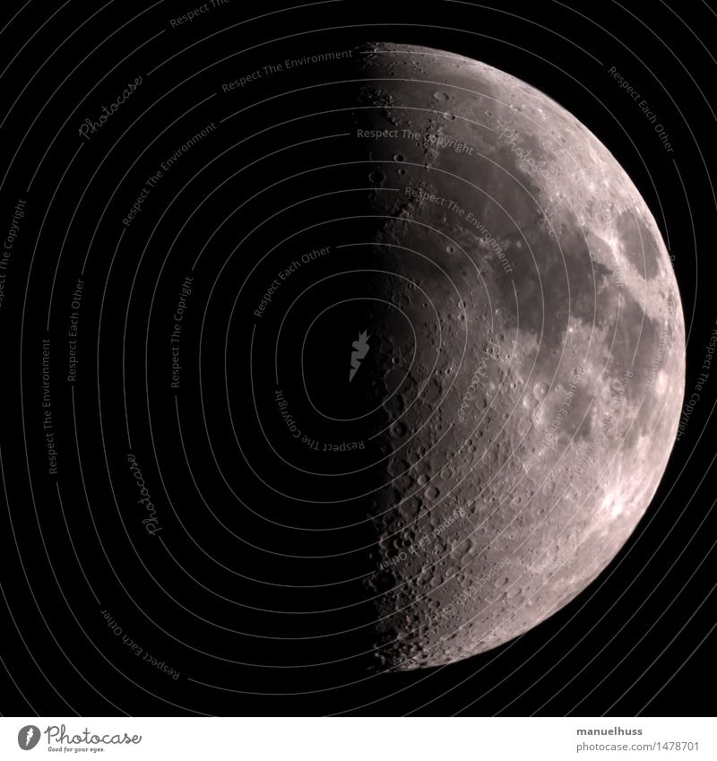 Halbmond Nachthimmel Mond groß schwarz weiß Wissenschaften Raumfahrt dunkel Teleskop Zoomeffekt Detailaufnahme demütig Weltall Berge u. Gebirge Außenaufnahme
