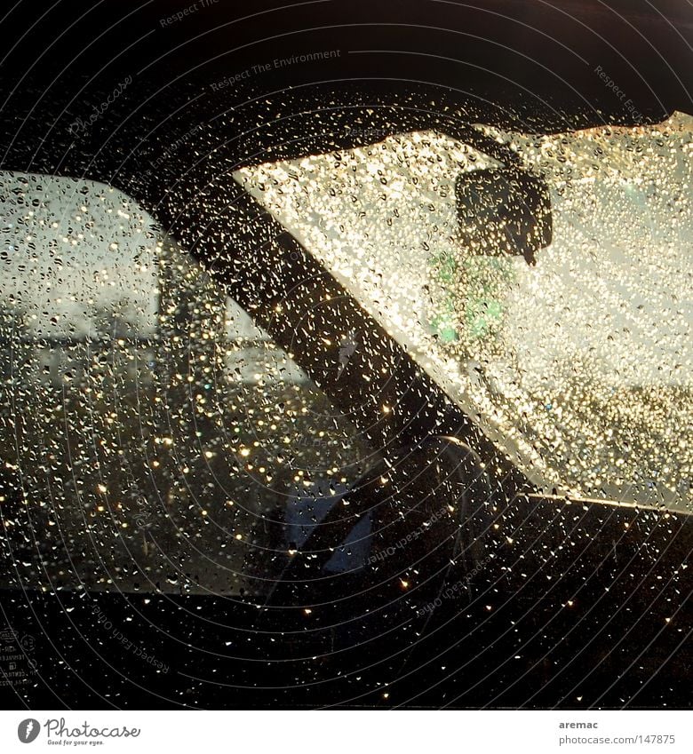 Nieselregen KFZ PKW Regen Wassertropfen Fenster Wetter Licht Durchblick Fahrzeug Herbst Stimmung Morgen Elektrisches Gerät Technik & Technologie Verkehr
