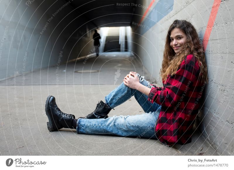 chris_by_fotoart Junge Frau Jugendliche Erwachsene 2 Mensch 13-18 Jahre Landkreis Esslingen Unterführung Mauer Wand Treppe Hemd Jeanshose Stiefel brünett