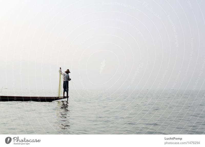 Solitude I Wasseroberfläche Nebel Wellen Einsamkeit Arbeit & Erwerbstätigkeit Kräusel stehen See Myanmar Tradition Einbaum Wasserfahrzeug Fischer Inle See