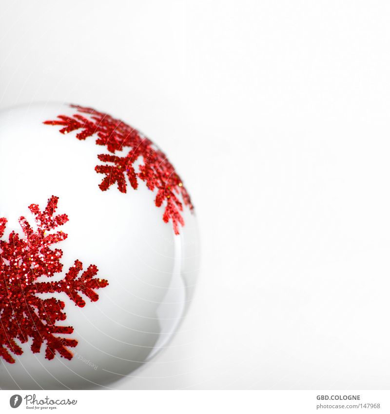 Weihnachten kommt immer so plötzlich... Winter Dekoration & Verzierung Glas Kugel glänzend hell Kitsch modern rund rot weiß kalt Christbaumkugel Baumschmuck