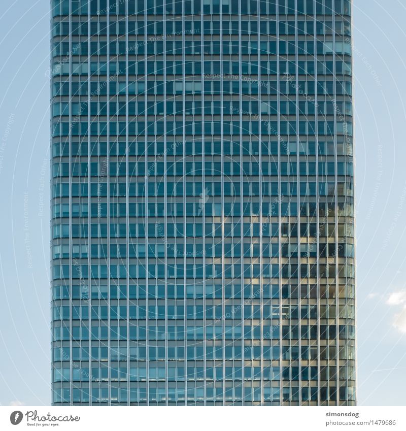32x20 Himmel Wolkenloser Himmel Haus Hochhaus Fassade Fenster hoch Symmetrie Fensterfront Arbeitsplatz Büro Büroarbeit Bürogebäude Bürofenster Ordnung Geometrie