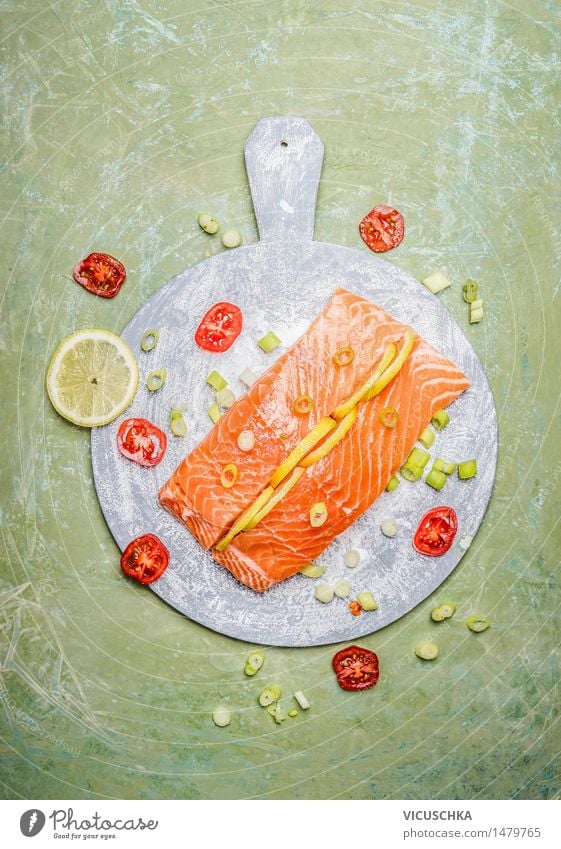Frisches Lachsfilet mit Zitrone und Kochzutaten Lebensmittel Fisch Kräuter & Gewürze Ernährung Mittagessen Abendessen Festessen Bioprodukte