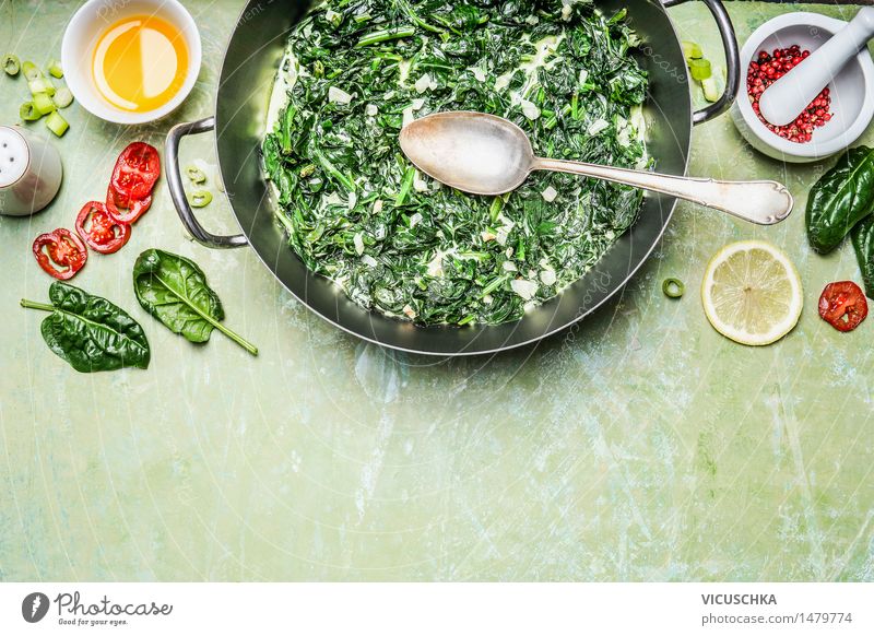 Spinat mit Sahnesauce mit Zutaten und Löffel Lebensmittel Gemüse Kräuter & Gewürze Öl Ernährung Mittagessen Abendessen Bioprodukte Vegetarische Ernährung Diät