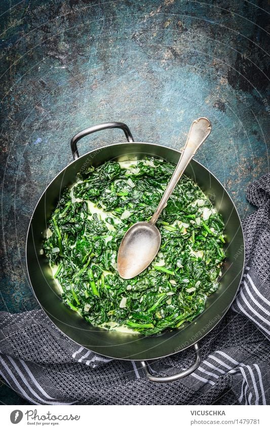 Spinat in Sahnesauce in Auflaufform mit Löffel Lebensmittel Gemüse Ernährung Mittagessen Abendessen Bioprodukte Vegetarische Ernährung Diät Topf Pfanne