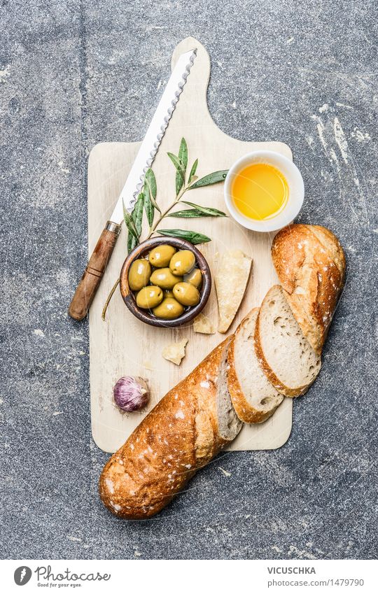 Ciabatta mit Oliven, Öl , Knoblauch und Käse Lebensmittel Gemüse Brot Kräuter & Gewürze Ernährung Mittagessen Büffet Brunch Bioprodukte Vegetarische Ernährung