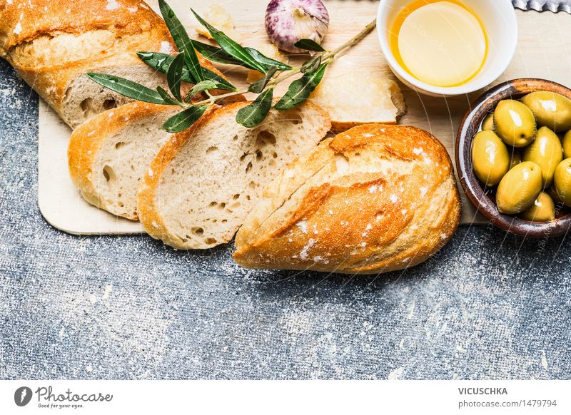 Baguette mit Oliven, Knoblauch und Käse Lebensmittel Gemüse Kräuter & Gewürze Öl Ernährung Mittagessen Abendessen Bioprodukte Vegetarische Ernährung