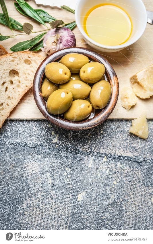 Oliven in der Schüssel mit Baguette,Öl und Käse Lebensmittel Gemüse Brot Kräuter & Gewürze Ernährung Mittagessen Bioprodukte Vegetarische Ernährung Diät